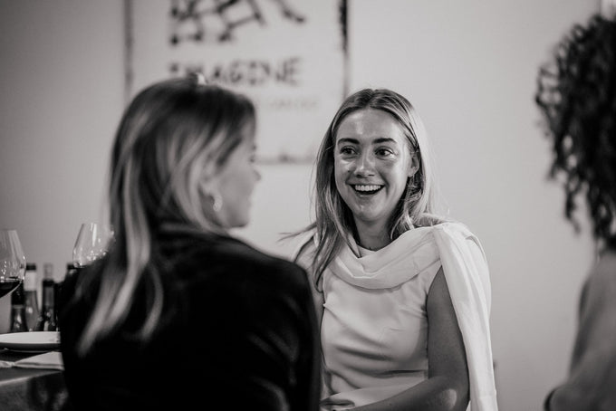 Vriendinnen lachen samen aan tafel